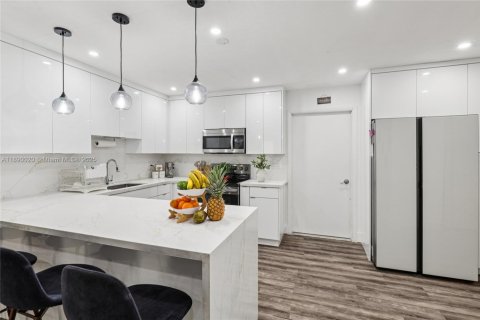 Casa en venta en Miami, Florida, 5 dormitorios, 108.7 m2 № 1943785 - foto 16