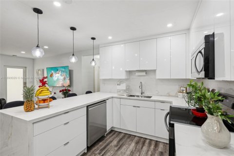 Casa en venta en Miami, Florida, 5 dormitorios, 108.7 m2 № 1943785 - foto 15