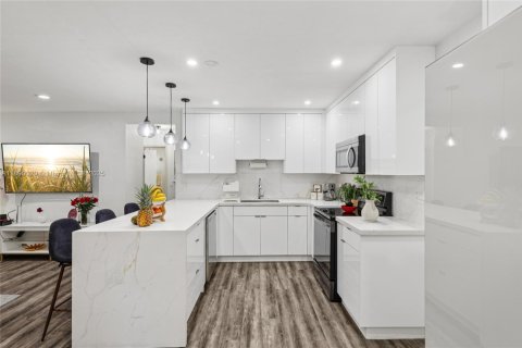 Casa en venta en Miami, Florida, 5 dormitorios, 108.7 m2 № 1943785 - foto 18