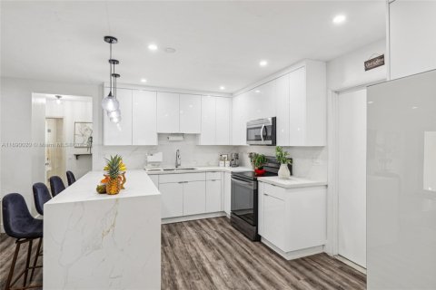Casa en venta en Miami, Florida, 5 dormitorios, 108.7 m2 № 1943785 - foto 14