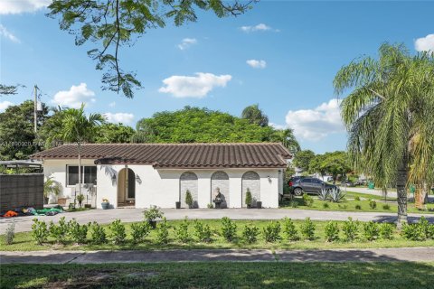 Casa en venta en Miami, Florida, 5 dormitorios, 108.7 m2 № 1943785 - foto 1