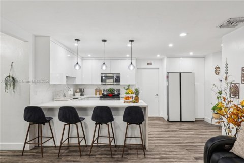 Casa en venta en Miami, Florida, 5 dormitorios, 108.7 m2 № 1943785 - foto 17