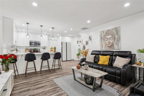 Casa en venta en Miami, Florida, 5 dormitorios, 108.7 m2 № 1943785 - foto 13