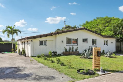 Casa en venta en Miami, Florida, 5 dormitorios, 108.7 m2 № 1943785 - foto 5