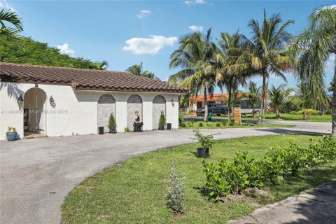 Casa en venta en Miami, Florida, 5 dormitorios, 108.7 m2 № 1943785 - foto 2