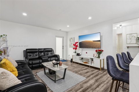 Casa en venta en Miami, Florida, 5 dormitorios, 108.7 m2 № 1943785 - foto 12