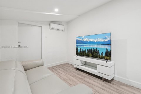 Casa en venta en Miami, Florida, 5 dormitorios, 108.7 m2 № 1943785 - foto 29