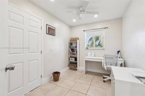 Casa en venta en Miami, Florida, 5 dormitorios, 108.7 m2 № 1943785 - foto 27