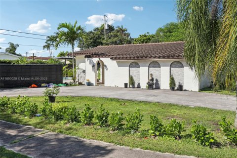 Casa en venta en Miami, Florida, 5 dormitorios, 108.7 m2 № 1943785 - foto 3