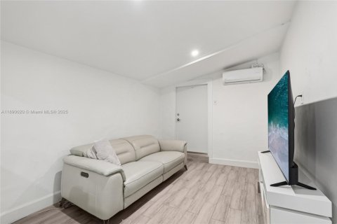 Casa en venta en Miami, Florida, 5 dormitorios, 108.7 m2 № 1943785 - foto 28