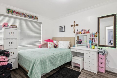 Casa en venta en Miami, Florida, 5 dormitorios, 108.7 m2 № 1943785 - foto 9
