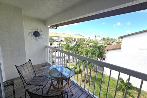 Townhouse in Saint Petersburg, Florida 3 bedrooms, 147.25 sq.m. № 1379504 - photo 14
