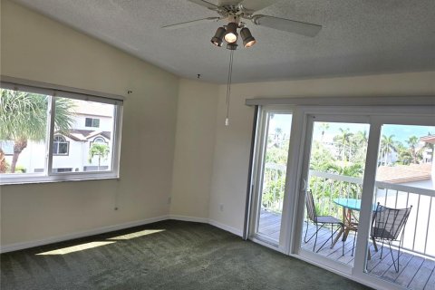 Townhouse in Saint Petersburg, Florida 3 bedrooms, 147.25 sq.m. № 1379504 - photo 8