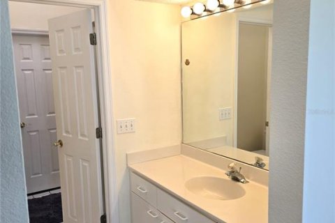 Townhouse in Saint Petersburg, Florida 3 bedrooms, 147.25 sq.m. № 1379504 - photo 10
