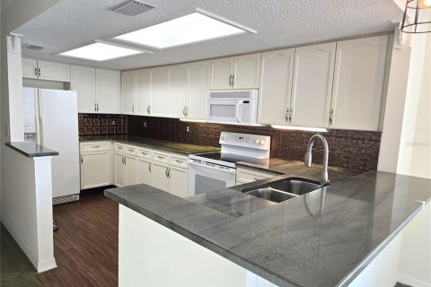 Townhouse in Saint Petersburg, Florida 3 bedrooms, 147.25 sq.m. № 1379504 - photo 4