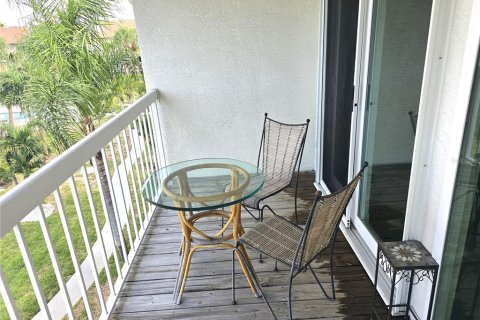 Townhouse in Saint Petersburg, Florida 3 bedrooms, 147.25 sq.m. № 1379504 - photo 13