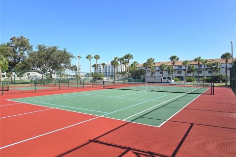 Townhouse in Saint Petersburg, Florida 3 bedrooms, 147.25 sq.m. № 1379504 - photo 23