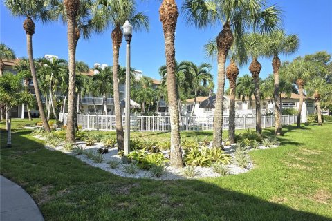Townhouse in Saint Petersburg, Florida 3 bedrooms, 147.25 sq.m. № 1379504 - photo 25