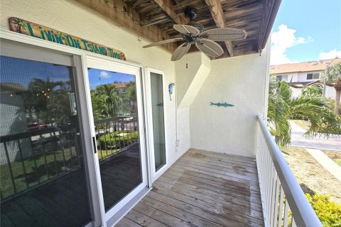 Townhouse in Saint Petersburg, Florida 3 bedrooms, 147.25 sq.m. № 1379504 - photo 6