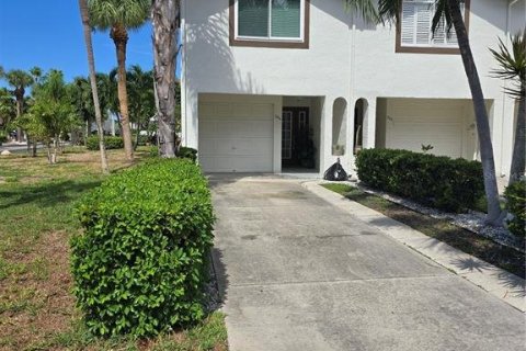 Townhouse in Saint Petersburg, Florida 3 bedrooms, 147.25 sq.m. № 1379504 - photo 1