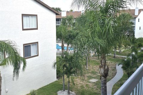 Townhouse in Saint Petersburg, Florida 3 bedrooms, 147.25 sq.m. № 1379504 - photo 15
