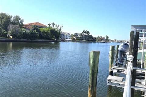 Townhouse in Saint Petersburg, Florida 3 bedrooms, 147.25 sq.m. № 1379504 - photo 21