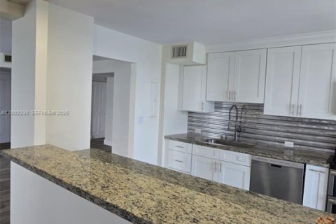Condo in Aventura, Florida, 2 bedrooms № 2244589 - photo 10