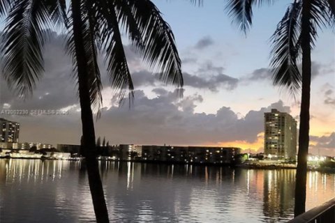 Condo in Aventura, Florida, 2 bedrooms № 2244589 - photo 5