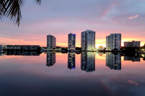 Condo in Aventura, Florida, 2 bedrooms № 2244589 - photo 3
