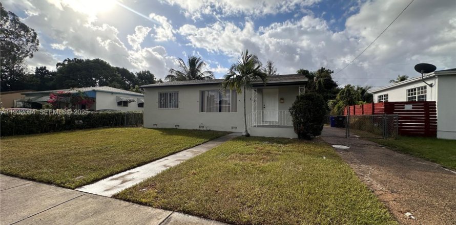 Villa ou maison à North Miami Beach, Floride 3 chambres, 90.58 m2 № 1990565