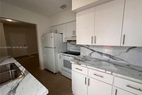 Villa ou maison à louer à North Miami Beach, Floride: 3 chambres, 90.58 m2 № 1990565 - photo 4