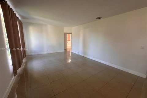 Villa ou maison à louer à North Miami Beach, Floride: 3 chambres, 90.58 m2 № 1990565 - photo 3