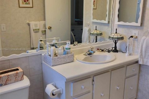 Condo in Lauderdale Lakes, Florida, 1 bedroom  № 1867685 - photo 16