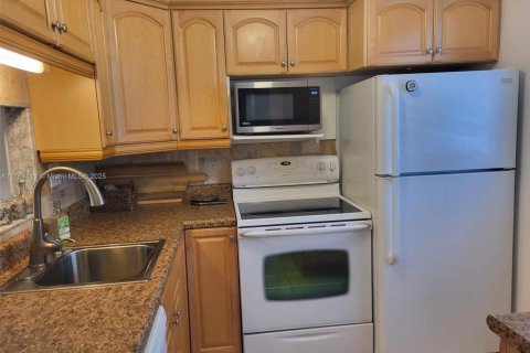 Condo in Lauderdale Lakes, Florida, 1 bedroom  № 1867685 - photo 8