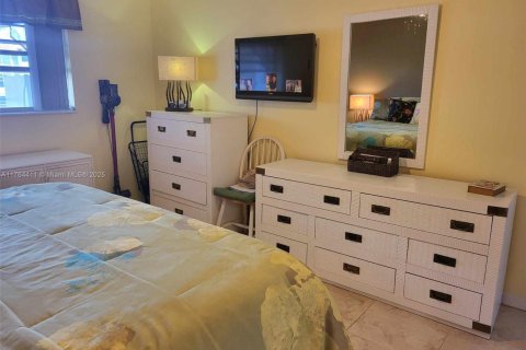 Condo in Lauderdale Lakes, Florida, 1 bedroom  № 1867685 - photo 13