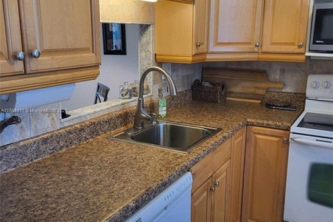 Condo in Lauderdale Lakes, Florida, 1 bedroom  № 1867685 - photo 9