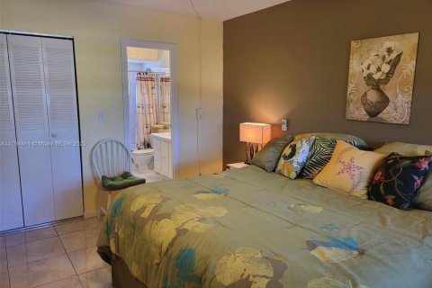 Condo in Lauderdale Lakes, Florida, 1 bedroom  № 1867685 - photo 12