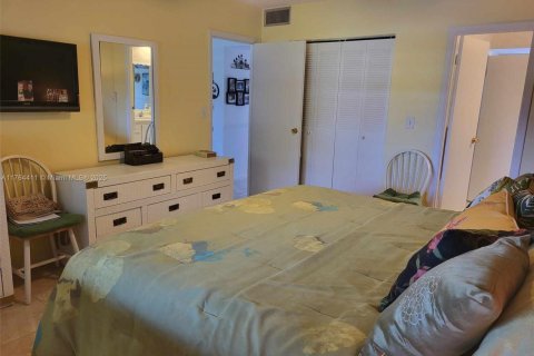Condo in Lauderdale Lakes, Florida, 1 bedroom  № 1867685 - photo 14