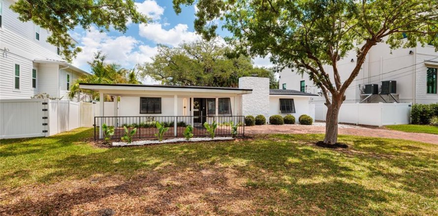 House in Tampa, Florida 3 bedrooms, 233.46 sq.m. № 2166601