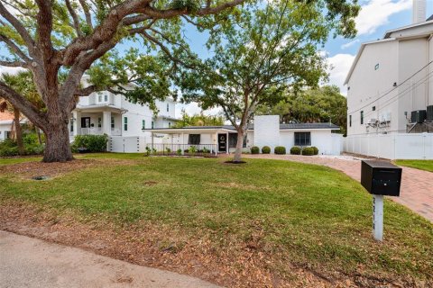 House in Tampa, Florida 3 bedrooms, 233.46 sq.m. № 2166601 - photo 2