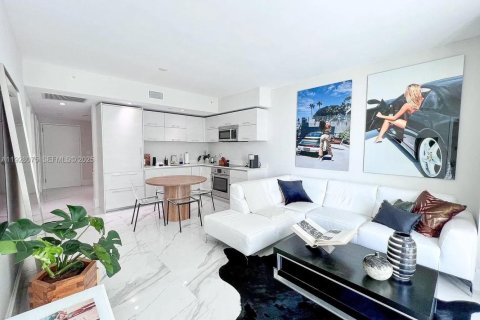 Condo in Miami, Florida, 1 bedroom № 1988371 - photo 1