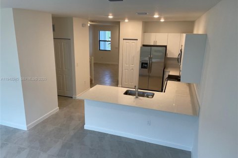 Touwnhouse à louer à Miami-Dade, Floride: 4 chambres, 169.08 m2 № 2000474 - photo 2