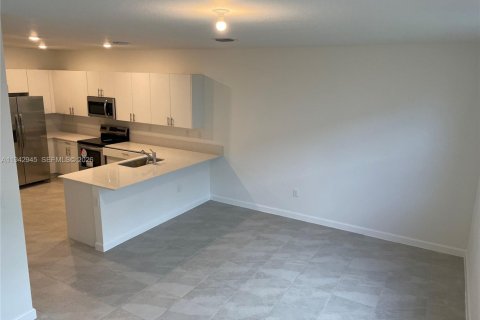 Touwnhouse à louer à Miami-Dade, Floride: 4 chambres, 169.08 m2 № 2000474 - photo 6