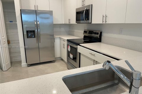 Touwnhouse à louer à Miami-Dade, Floride: 4 chambres, 169.08 m2 № 2000474 - photo 3