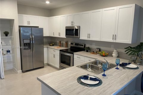 Touwnhouse à louer à Miami-Dade, Floride: 4 chambres, 169.08 m2 № 2000474 - photo 5