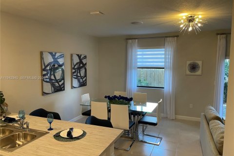 Touwnhouse à louer à Miami-Dade, Floride: 4 chambres, 169.08 m2 № 2000474 - photo 7