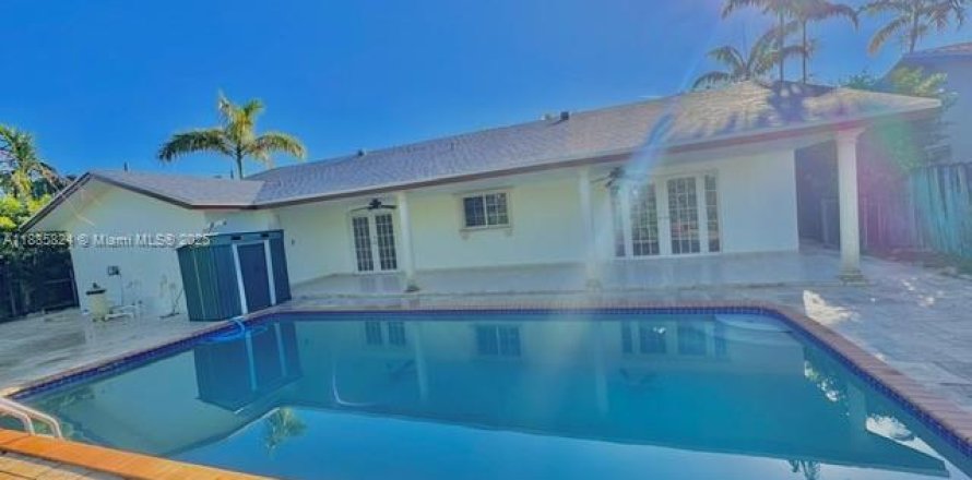 House in Miami, Florida 4 bedrooms, 215.9 sq.m. № 1932560