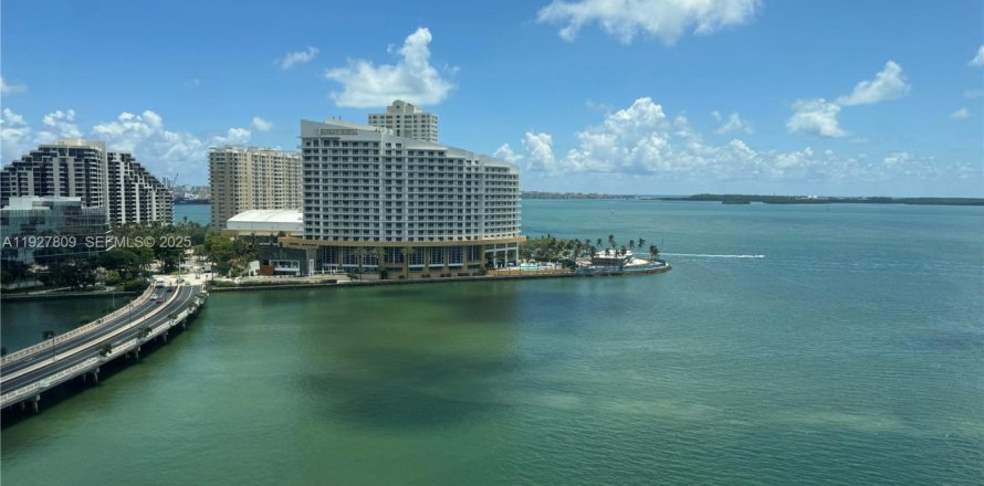 Кондоминиум с 3 спальнями в Майами, Флорида № 1988319