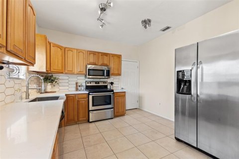House in Tampa, Florida 2 bedrooms, 99.22 sq.m. № 1907719 - photo 15