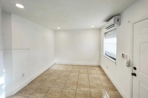 Commercial property in Opa-locka, Florida № 1740124 - photo 9